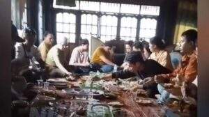 Foto: Sopir bus ajak penumpang makan di rumah. (Istimewa)