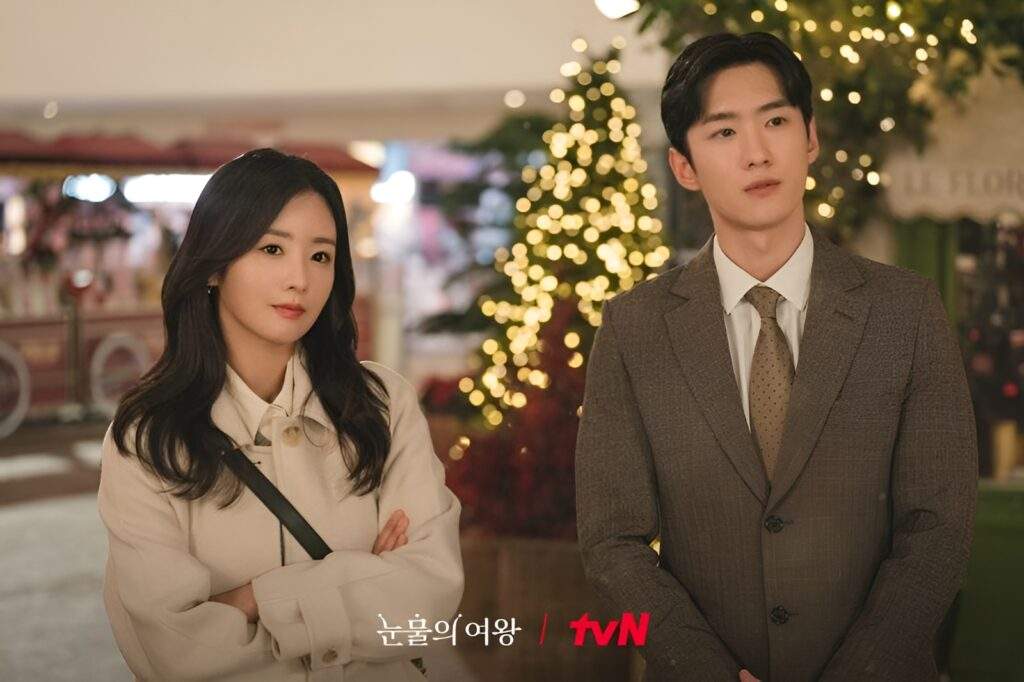 Bomi Apink (kiri) saat berperan sebagai sekretaris dalam drama Korea 'Queen of Tears'. (Istimewa)