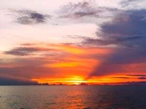 Foto : Penampakan matahari terbenam di Desa Semayang, Kecamatan Kenohan (Istimewa)