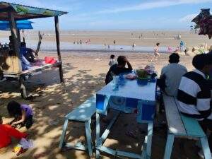 Foto : Suasana Pantai Biru Kersik yang ramai diserbu wisatawan (Istimewa)