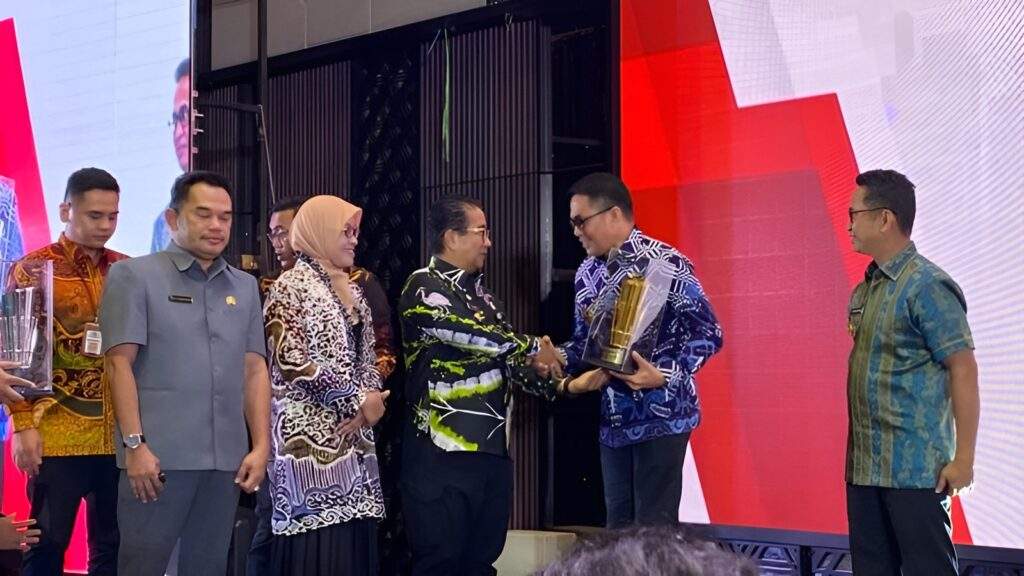 Wali Kota Samarinda Andi Harun menerima peringkat pertama Penghargaan Pembangunan Daerah (PPD) 2024 dari Penjabat Gubernur Akmal Malik, Kamis (2/5/2024).