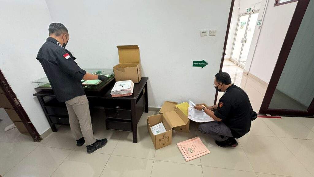 Tim Penyidik Bidang Tindak Pidana Khusus Kejati Kaltim melakukan penggeledahan dan penyitaan di RSUD Abdul Wahab Sjahranie (AWS) Kota Samarinda, Selasa (7/5/2024).