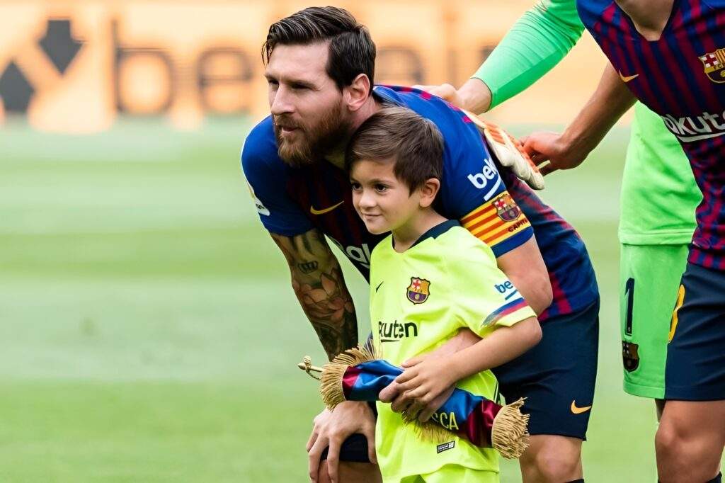 Foto: Momen Kebersamaan Lionel Messi dan Thiago Messi.