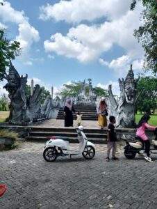 Foto : Suasana di Pulau Kumal, Tenggarong saat libur lebaran (Istimewa)